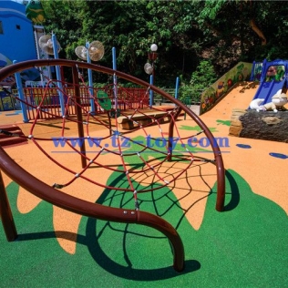 小型兒童游樂園設備讓孩子體驗翻山越嶺